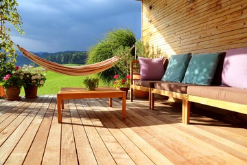 Terrasse mit Möbeln und Hängematte