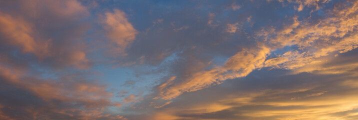 romantischer Abendhimmel mit orangefarbigen Wolken - Panoramafor