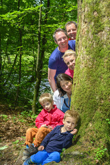 Familien-Spaß beim Wandern im Wald