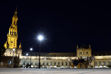 Fototapeta na wymiar Place d'Espagne de nuit à Séville avec une calèche 