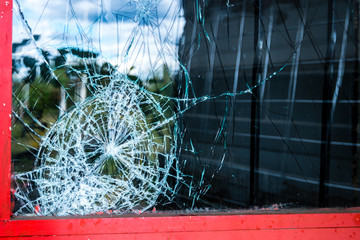 Riss in einer Fensterscheibe Einbruch