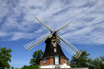 Fototapeta na wymiar Windmühle bei Oldenswort - Eiderstedt - Nordsee 