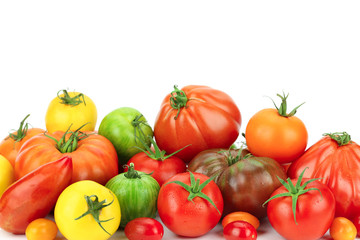 tomates multicolores sur fond blanc