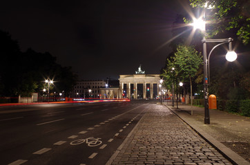 Fototapeta premium rückseite des brandenburger tor bei nacht