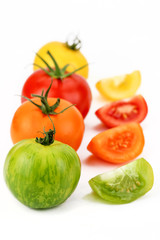 Fototapeta na wymiar tomates multicolores sur fond blanc
