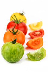 tomates multicolores sur fond blanc