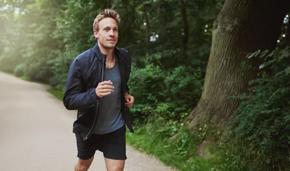 Crédence de cuisine en verre imprimé Jogging Homme en bonne santé en veste de jogging au parc