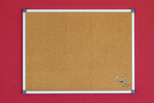 Tablero de corcho con chinchetas