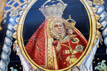 La vierge et l'enfant peints sur du carrelage à Séville