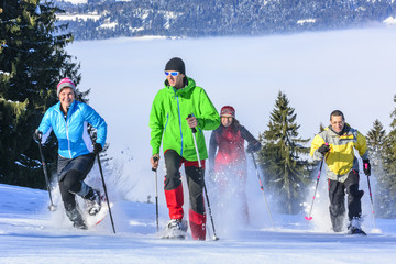 Spass beim Rennen mit Schneeschuhen