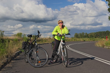Fototapeta na wymiar Kobieta z rowerami.