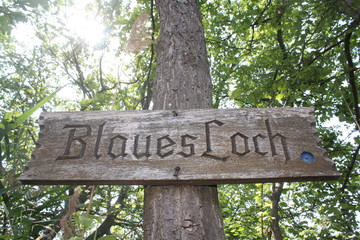 Holztafel mit der Aufschrift Blaues Loch