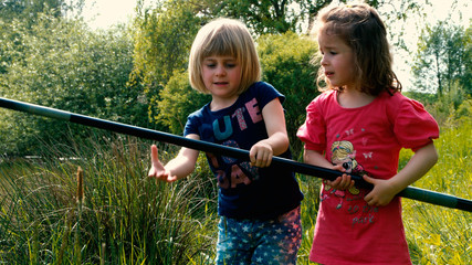 Zwei kleine Mädchen fangen gemeinsam mit einer langen Rute einen großen Fisch - Teil 4