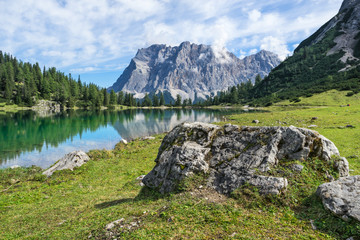Fototapeta na wymiar Zugspitze mit Bergsee