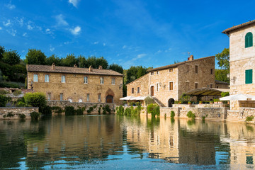 Fototapeta premium Średniowieczne termy w miejscowości Bagno Vignoni, Toskania, Włochy