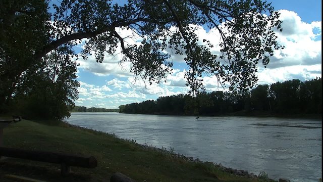 WS Missouri River, zm into river