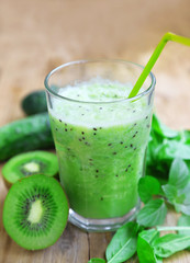 Healthy Detox Smoothie with Spinach, Kiwi and Cucumbers