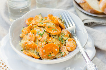 Stewed carrots Vichy with cream, chives and parsley