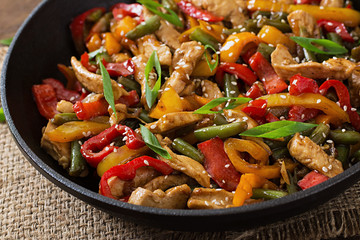 Stir fry chicken, sweet peppers and green beans