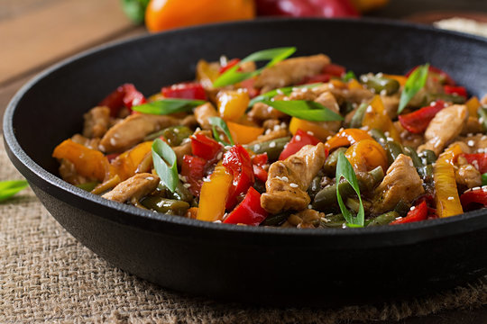 Stir fry chicken, sweet peppers and green beans