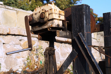 Winch with a gear in the housing