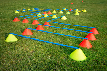 Fußball Koordinationstraining mit Kegelhürden