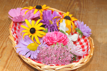 Bl&uuml;ten verschiedener Gartenblumen in einem Korb, Tischgedeck, Bl