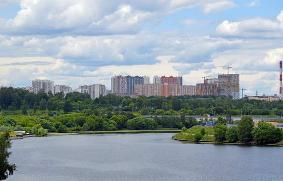 Вид на Москву-реку, Мякининскую пойму и микрорайон Митино