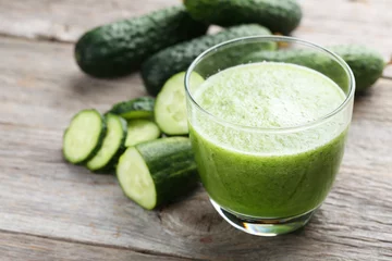Crédence de cuisine en verre imprimé Jus Glass of fresh cucumber juice on grey wooden table