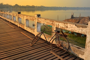 bicycle on u bien bridge