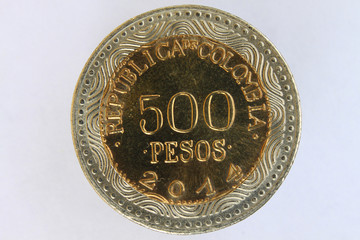 Монета достоинством пятьсот колумбийских песо. Аверс.