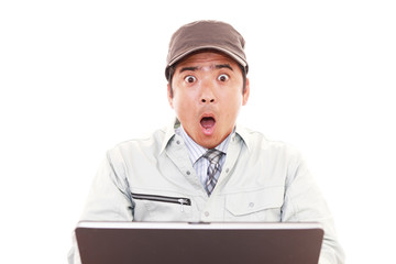 驚いた表情の男性