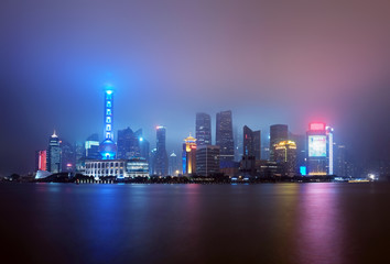 Skyline von Shanghai (Stadtbezirk Pudong) bei Nacht