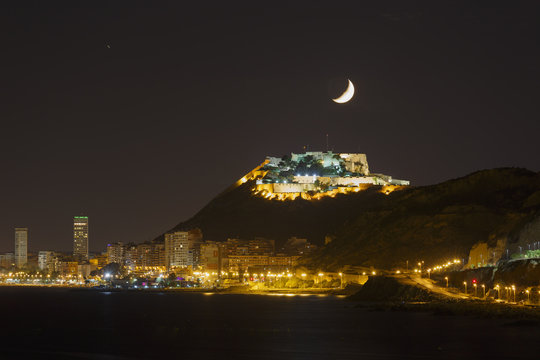 Media Luna Sobre El Castillo De Santa Barbara