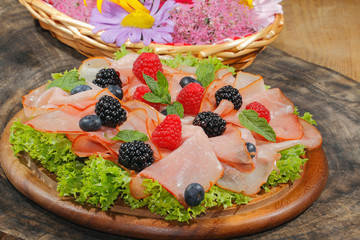 Schinkenplatte, Schinken, Früchte, Himbeeren, Blaubeeren, Brombe