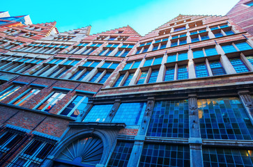 Gasse mit historischen Häusern in Antwerpen, Belgien
