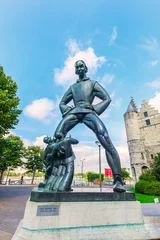 Fotobehang Bronzestatue vom Langen Wapper vor der Festung Het Steen in Antwerpen, Belgien © Christian Müller