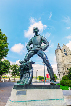 Bronzestatue vom Langen Wapper vor der Festung Het Steen in Antwerpen, Belgien