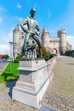 Bronzestatue vom Langen Wapper vor der Festung Het Steen in Antwerpen, Belgien
