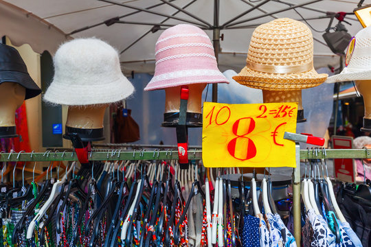 Au&szlig;enst&auml;nder mit Bekleidung an einem Bekleidungsgesch&auml;ft