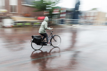 Radfahrer bei Regenwetter in Bewegungsunschärfe © Christian Müller