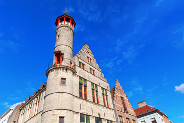 Fototapeta premium historisches Gebäude mit Turm am Vrijdagsmarkt in Gent, Belgien