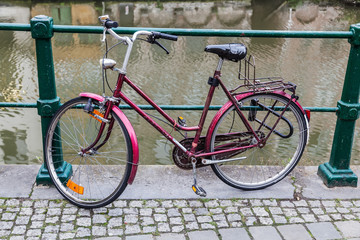 Fototapeta na wymiar altes Fahrrad an einem Geländer in Delft, Holland