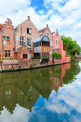 alte Reihenh&auml;user entlang eines Kanals in Gent, Belgien