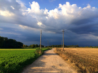 Un tramonto in campagna prima del temporale. italia