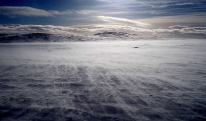 Blauer Himmel über Island zur Winterzeit