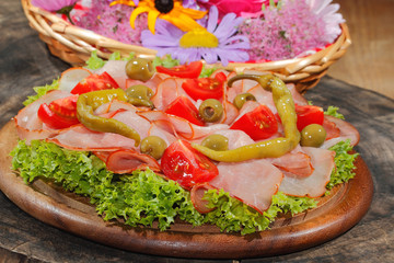 Schinkenplatte, Schinken, Tomaten, Oliven, Peperoni,  Salat