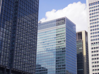 Obraz premium ビルの間の青空/高層ビルで青空が狭く見える