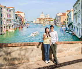 Fototapeta na wymiar couple in love making the selfie photo in Venice