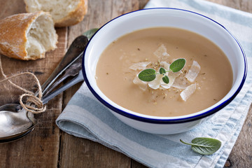 Roasted garlick and bean soup